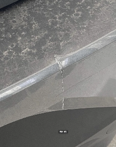 ガールフレンドがボーイフレンドの車を衝突させる