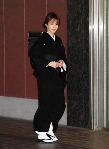 母親が亡くなった後、喪服を着た日本人の妻