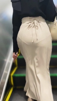 公共の場で露出を楽しむ女性