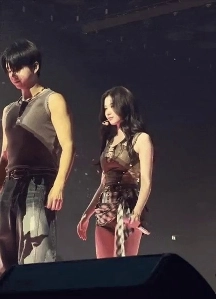 サナは男を驚かせる