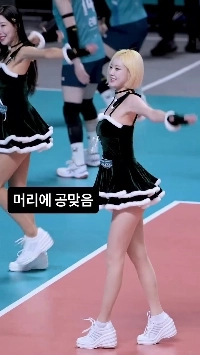 (SOUND)ソ・ヒョンスクチアリーダーにボールが当たる