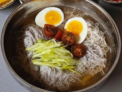 冷麺とグリルチキン