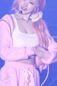 (SOUND)アイブ・リーズの膨らんだ白いタンクトップの胸の谷間