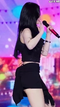 StayC愛紗は黒の紐タンクトップで腕を組んで胸の谷間を寄せた