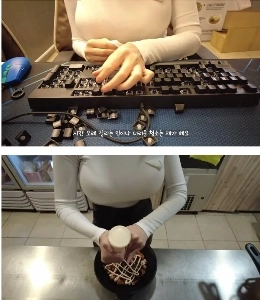 カメラをテストする 20 代女性の PC 室オーナー。