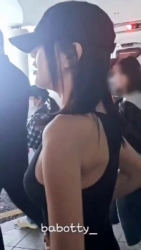 ひらひら黒のタンクトップ