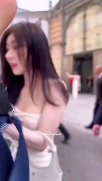 (SOUND)ITZYチェリョンのワンオフソルダードレス胸上部サインサイン