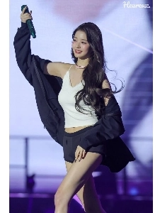 アイブ・チャン・ウォニョン、フード付きジップアップで膨らんだ胸、白いタンクトップ、滑らかなお腹とへそを露出