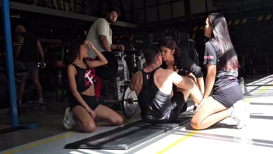 ジムのエクササイズアシスタント