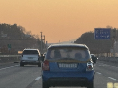 道路で窓のない車を見つけました。