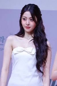 ル・セラフィム・ホ・ユンジンのレザーランジェリー姿の胸の谷間が眩しいホットパンツの太もも