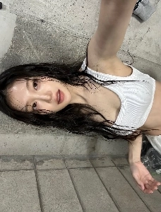 (元)フロミスナイン イ・ソヨン 白リブタンクトップ フェロモン 微妙な胸の谷間