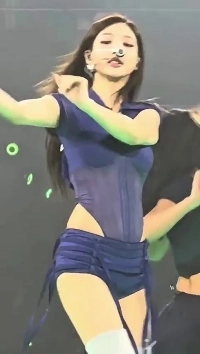 紺シースルーモノキニ衣装Twiceナヨンの流れる横乳お尻