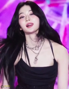 黒Tバックタンクトップ、腕組み振り付け、谷間タッチ、StayC Aisa