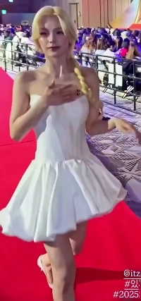 ITZYイェジの白いミニドレスの谷間 – SBS歌謡大祭レッドカーペット