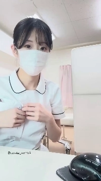 (SOUND)私を見つめる看護師のヌンナがボタンを外して胸を見せる