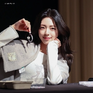 ITZYユナの美しさと威厳を超高画質で