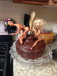 糞便にまみれてそれを食べながらパーティーをする2人の女性のミーム。