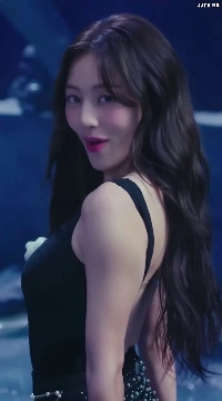 Twice ジヒョ 黒モノキニ シースルーラップスカート かっこいい背中の谷間