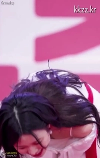 大きな胸を堂々とアピールするガールズグループ。