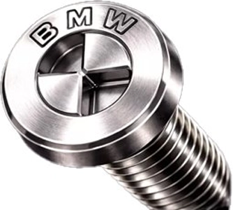 BMW、ロゴ入りネジを開発