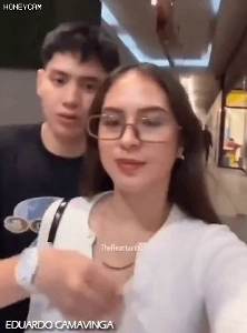 ガールフレンドの服装の取り締まり