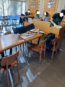 スターバックスで顧客が一人で 4 席を占める