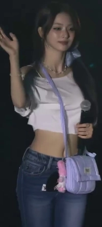 Fromis Nine イ・ナギョン膨らみ白Tシャツジーンズウエストライン