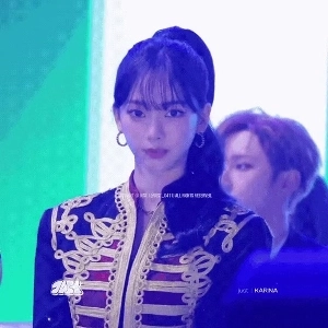 アイコンタクトをするカリーナ