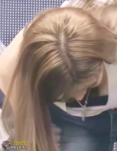 Fromis_9 イ・チェヨン、両手を持って挨拶、白いタンクトップの胸の谷間