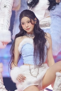 Nmix Gyujin 水色のファーチューブトップ＋白ホットパンツ、純白露出