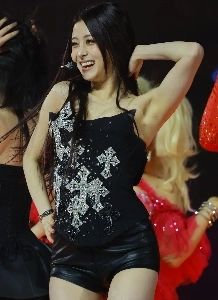 Le Seraphim ホ・ユンジン、レザーホットパンツでお尻をセクシーに突き出す