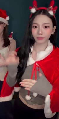 (SOUND)赤いサンタマントと重いグレーの首輪を着てチャレンジするカリーナ。