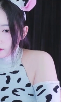 ウォン・ジラ、牛姿ではみ出た下乳を露出ㅗㅜㅑ