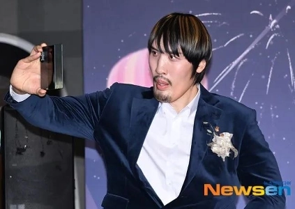 リアルタイム放送芸能賞の三つ折り賞を手にするチェ・ホンマン