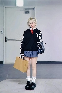 BBJ ウナはアニメーションに従ってドレスを着ます