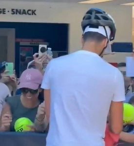 テニストーナメントのファンサービス中に大惨事