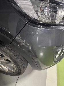 マンションの駐車場で駐車中の車をバックさせるとき、ナンバープレートに軽く触れます。