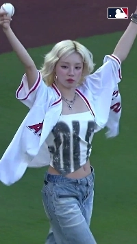 (SOUND)スーパースター、ソン・ウギがエンゼルスに始球式を投げる。