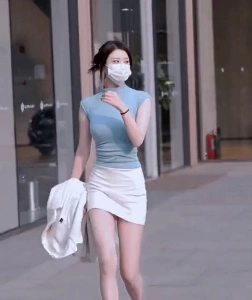 白いマスクをした女性