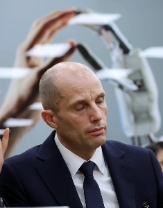 ロジャース議員：「米国の法律によれば、そのような情報漏洩は犯罪ではない。」