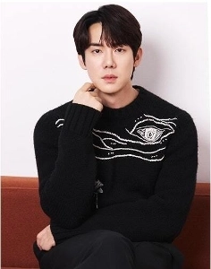 ユ・ヨンソクは40代の若者ですか？