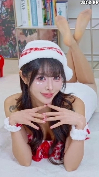 (SOUND)モデルソヒ、彼氏へのクリスマスプレゼント、はんだの谷間露出