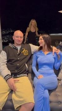 (SOUND)私はガールフレンドと一緒にいたのですが、彼女の友達が遊びに来ました。