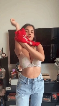 出かける準備をする妹