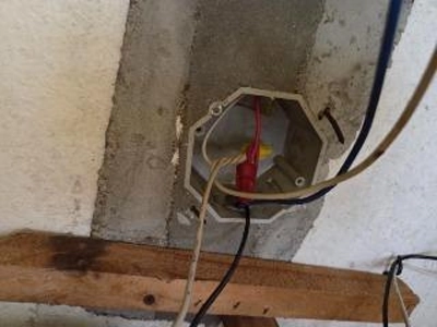 浴室の電気スイッチから水が出てきました???