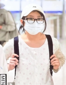 女性アイドルのトップナチュラル空港写真2枚ははは