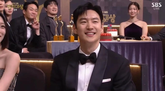 [SBS演技大賞]イ・ジェフンさんが大賞候補に名前を書く