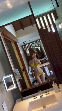 オットー・ママの黄色いビキニ自撮り、滑らかな11桁の腹筋