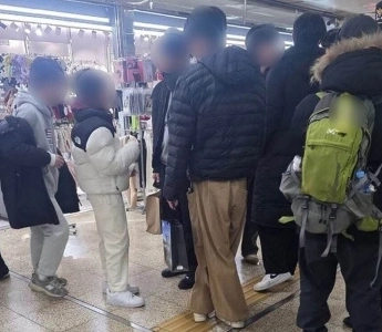 「小学生」たちは数百万ウォン相当の高価なパッドを着て高齢者を嘲笑した。弘大入口駅の地下街で何が起きたのか？